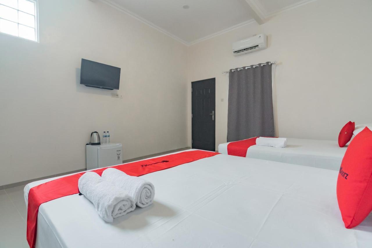 Reddoorz Syariah Plus @ Perintis Guesthouse Тасікмалая Екстер'єр фото