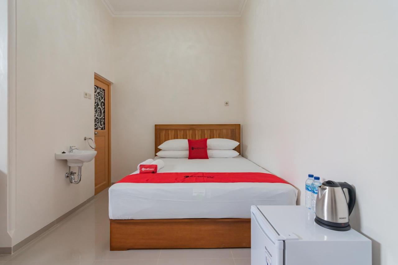 Reddoorz Syariah Plus @ Perintis Guesthouse Тасікмалая Екстер'єр фото