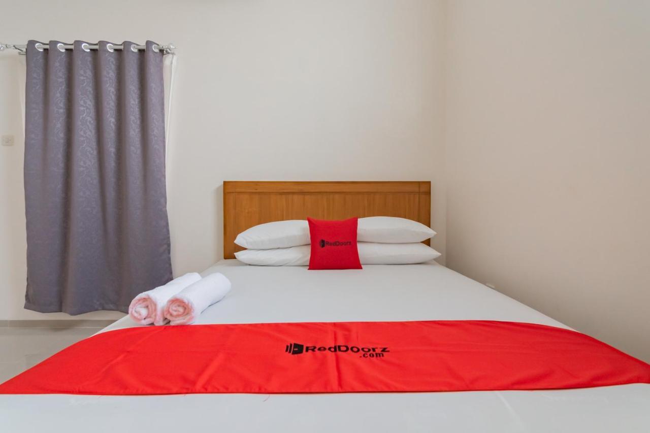Reddoorz Syariah Plus @ Perintis Guesthouse Тасікмалая Екстер'єр фото