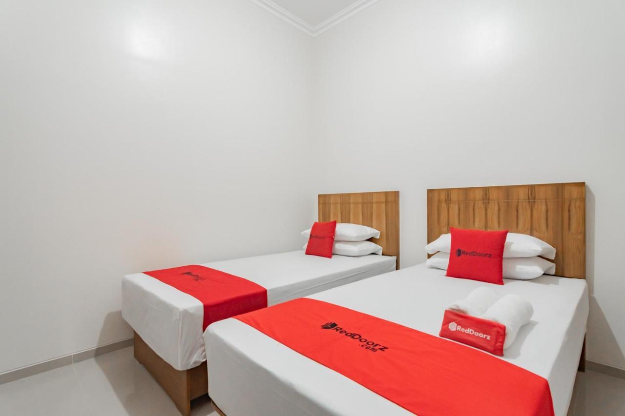 Reddoorz Syariah Plus @ Perintis Guesthouse Тасікмалая Екстер'єр фото