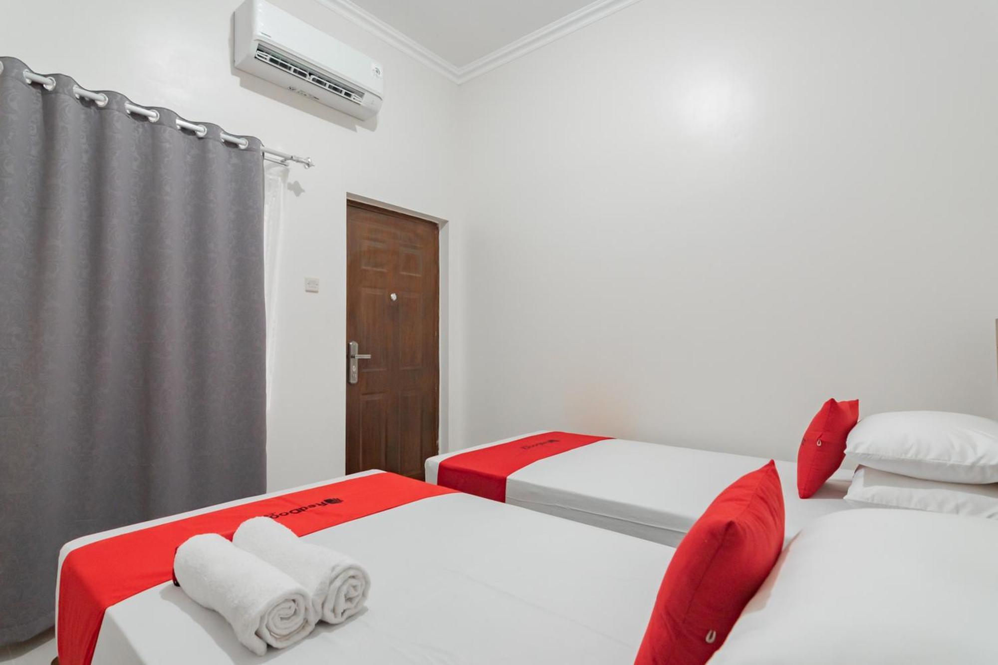 Reddoorz Syariah Plus @ Perintis Guesthouse Тасікмалая Екстер'єр фото
