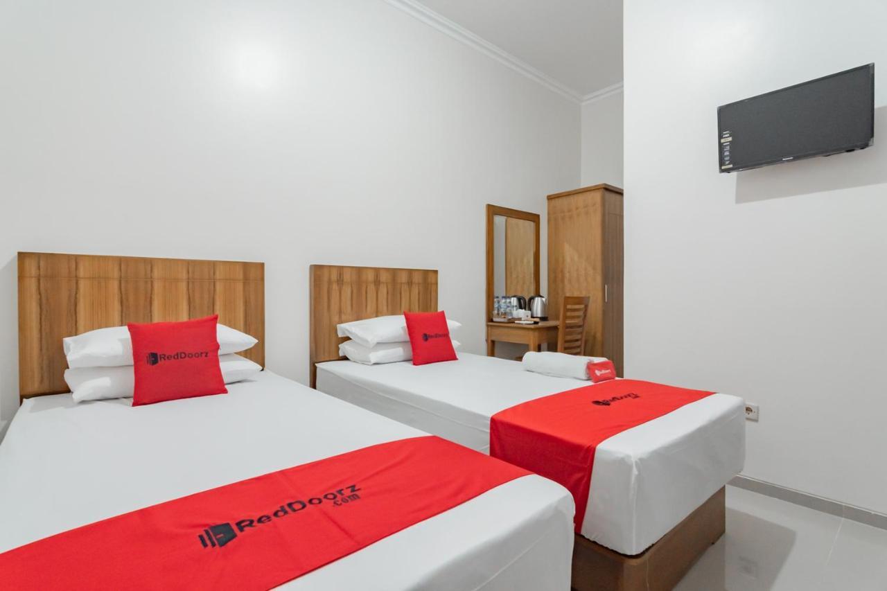 Reddoorz Syariah Plus @ Perintis Guesthouse Тасікмалая Екстер'єр фото