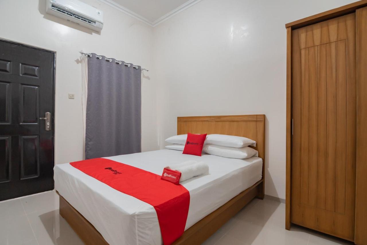 Reddoorz Syariah Plus @ Perintis Guesthouse Тасікмалая Екстер'єр фото