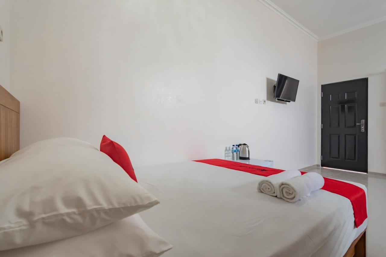 Reddoorz Syariah Plus @ Perintis Guesthouse Тасікмалая Екстер'єр фото