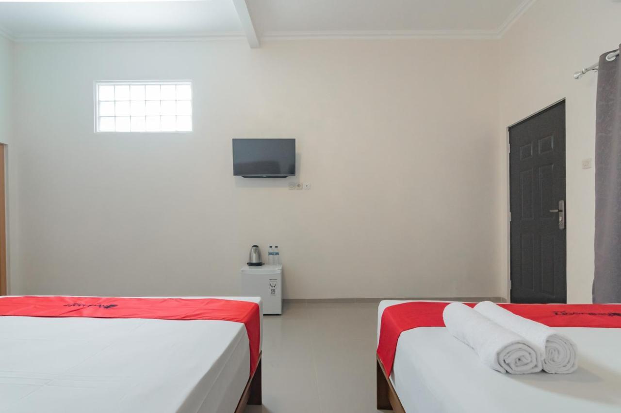 Reddoorz Syariah Plus @ Perintis Guesthouse Тасікмалая Екстер'єр фото